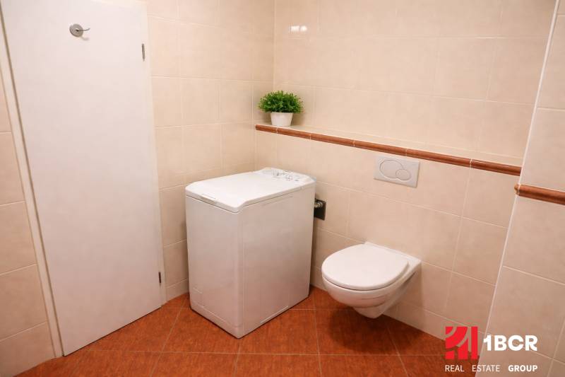 INVESTIČNÉ BÝVANIE V TOP LOKALITE: 2-IZBOVÝ BYT, JÉGÉHO UL, BRATISLAVA - Kúpeľňa s práčkou, závesným WC a rastlinou v 2-izbovom byte.