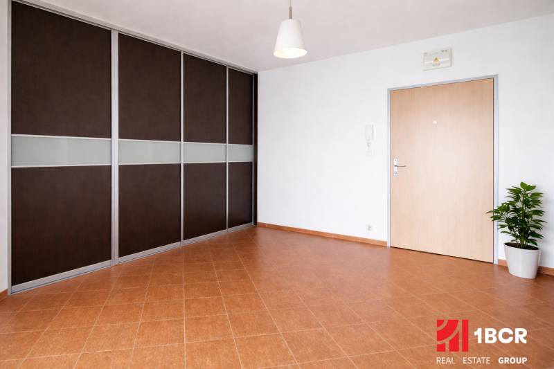 INVESTIČNÉ BÝVANIE V TOP LOKALITE: 2-IZBOVÝ BYT, JÉGÉHO UL, BRATISLAVA - Priestranný vstup so vstavaným šatníkom a dlažbou v 2-izbovom byte.