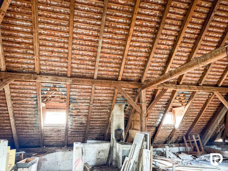 Rodinný dom (bytovka) s pozemkom 554m2, Bobotská Lehota - Podkrovie so strešnými oknami a drevenými trámami v rodinnom dome.