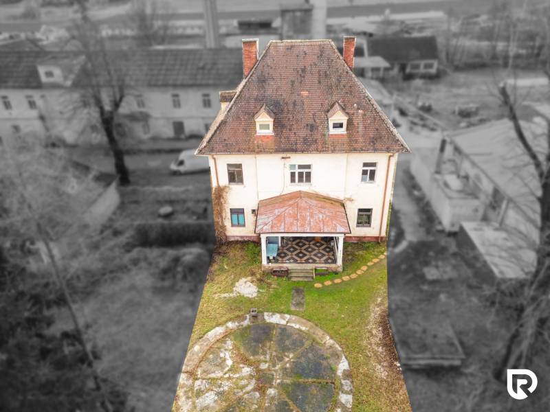 Rodinný dom (bytovka) s pozemkom 554m2, Bobotská Lehota - Rodinný dom na ulici Bobot v Bobote s tradičnou strechou a záhradou.