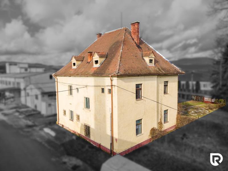 Rodinný dom (bytovka) s pozemkom 554m2, Bobotská Lehota - Rodinný dom v Bobote na ulici v Bobote s podkrovím a šikmou strechou.