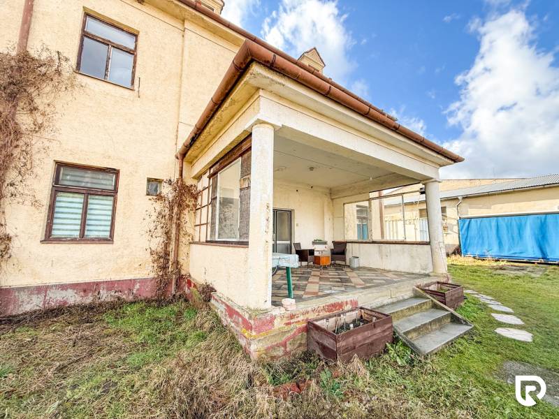 Rodinný dom (bytovka) s pozemkom 554m2, Bobotská Lehota - Rodinný dom v Bobote na ulici Bobot s terasou, schodíkmi a záhradkou.