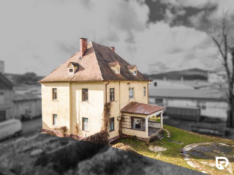 Rodinný dom (bytovka) s pozemkom 554m2, Bobotská Lehota - Rodinný dom na ulici Bobot v Bobote so šikmou strechou a záhradou.