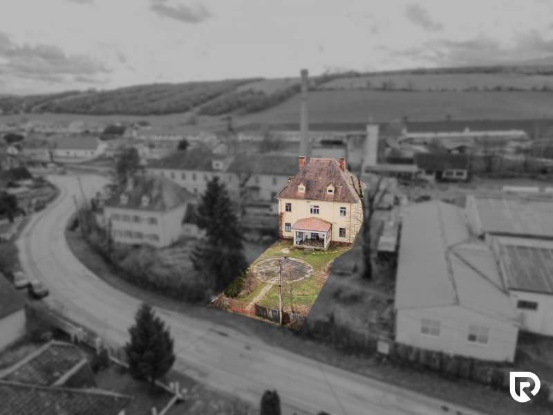 Rodinný dom (bytovka) s pozemkom 554m2, Bobotská Lehota - Rodinný dom v Bobote na ulici Bobot s viditeľne staršou fasádou a dvoma poschodiami.