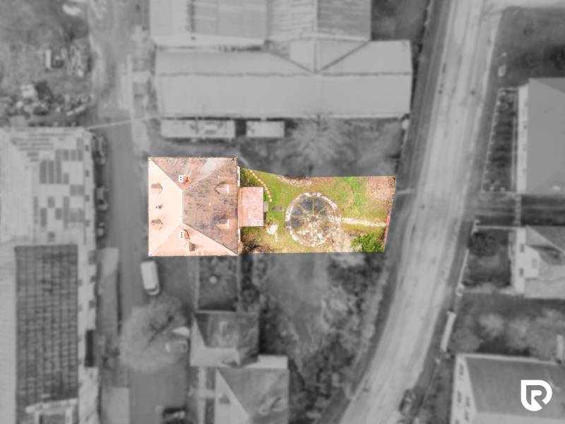 Rodinný dom (bytovka) s pozemkom 554m2, Bobotská Lehota - Letecký pohľad na rodinný dom v obci Bobot s dvorom a záhradou.