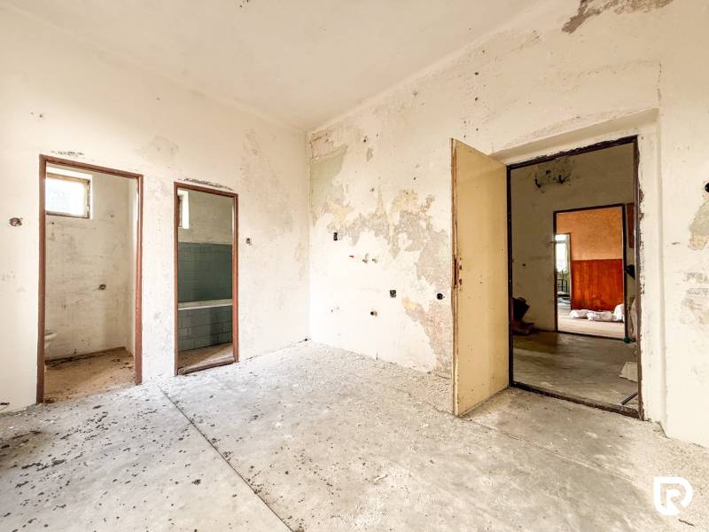 Rodinný dom (bytovka) s pozemkom 554m2, Bobotská Lehota - V rodinnom dome je stará miestnosť s opotrebovanými stenami a odkrytými priestormi.