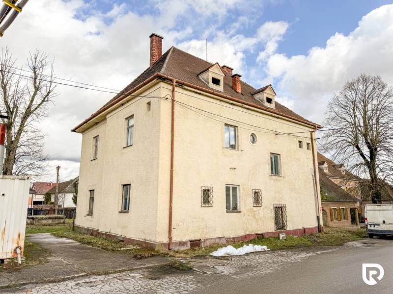 Rodinný dom (bytovka) s pozemkom 554m2, Bobotská Lehota - Rodinný dom v meste Bobot na ulici Bobot, so šikmou strechou.
