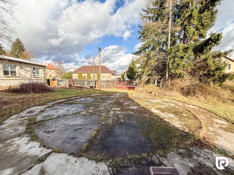 Rodinný dom (bytovka) s pozemkom 554m2, Bobotská Lehota - Rodinný dom v obci Bobot, na ulici Bobot, s betónovou plochou a drevinami v záhrade.