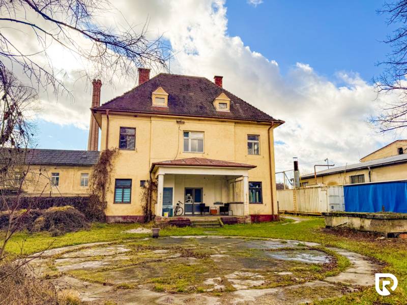 Rodinný dom (bytovka) s pozemkom 554m2, Bobotská Lehota - Rodinný dom v obci Bobot na ulici Bobot, veľký dvor, obložené schodisko.