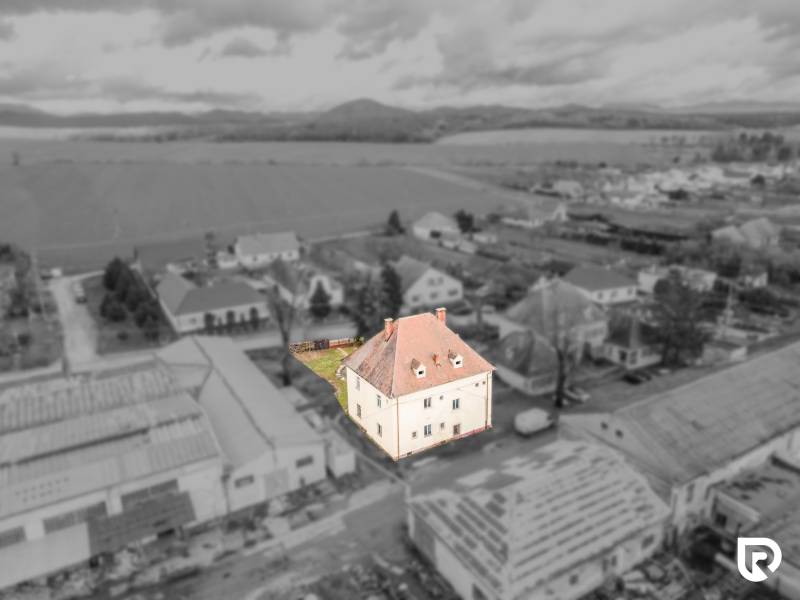 Rodinný dom (bytovka) s pozemkom 554m2, Bobotská Lehota - Rodinný dom v obci Bobot na ulici Bobot, obklopený okolitou zástavbou a krajinou.