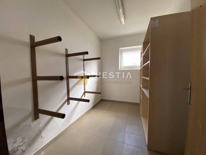 Na prenájom skladová hala, obec Rybky, okr. Senica - Úložný priestor so zvislými kovovými regálmi a policou vo Skladoch a halách.