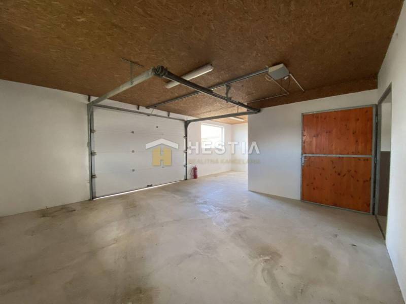 Na prenájom skladová hala, obec Rybky, okr. Senica - Sklady a haly s betónovou podlahou, dreveným stropom a veľkou garážovou bránou.