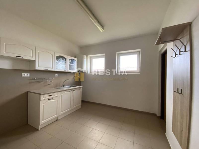 Na prenájom skladová hala, obec Rybky, okr. Senica - Kuchynská linka s vešiakom v miestnosti, Sklady a haly.