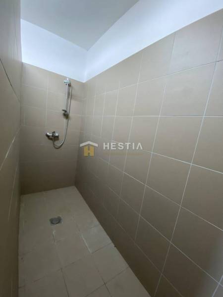 Na prenájom skladová hala, obec Rybky, okr. Senica - Sprchový kút s béžovými dlaždicami v priemyselnej hale.