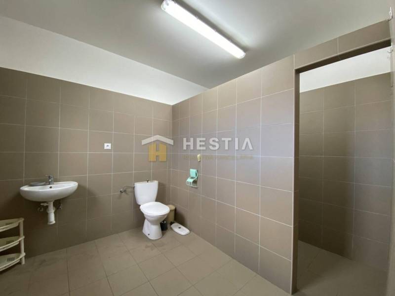 Na prenájom skladová hala, obec Rybky, okr. Senica - Toaleta v priemyselnej hale so svetlými obkladmi a základným vybavením.