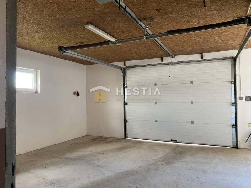 Na prenájom skladová hala, obec Rybky, okr. Senica - Interiér Skladov a hál s garážovou bránou a betónovou podlahou.