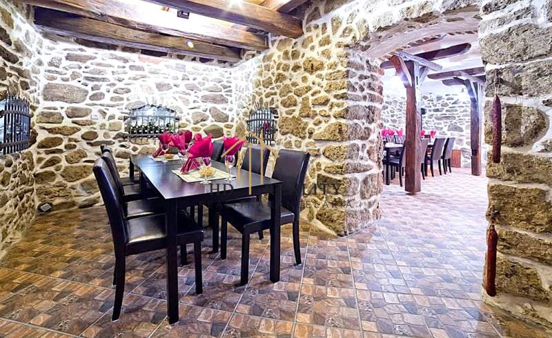 Prenájom gastro priestoru v centre Krupiny - Kamenné steny a podlaha s dreveným dekorom v gastro priestoroch.
