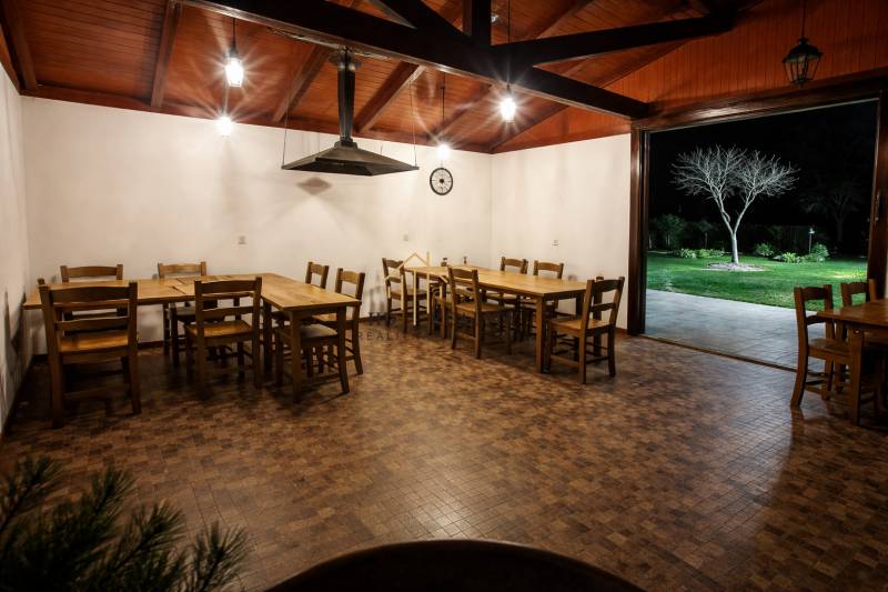 Prenájom gastro priestoru v centre Krupiny - Gastro priestory s podlahou s dreveným dekorom, drevené stoly a výhľad do záhrady.