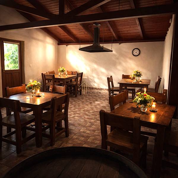 Prenájom gastro priestoru v centre Krupiny - Gastro priestory s drevenými stolmi a kvetmi, sviečky na podlahe s dreveným dekorom.