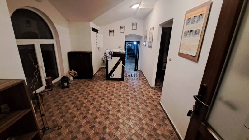 Prenájom gastro priestoru v centre Krupiny - Interiér gastro priestorov s podlahou s dreveným dekorom, ozdobené stenami ladenými do svetlej farby.