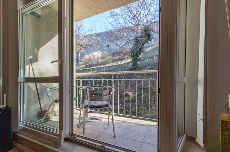 Priestranný 3-izbový byt s loggiou, Staré Mesto - Balkón 3-izbového bytu s dvoma kovovými stoličkami, vedúci do záhrady.