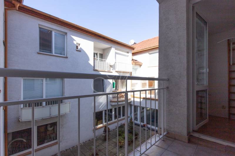 Priestranný 3-izbový byt s loggiou, Staré Mesto - Balkón 3-izbového bytu na Zámockej ulici v Bratislave - Starom Meste.