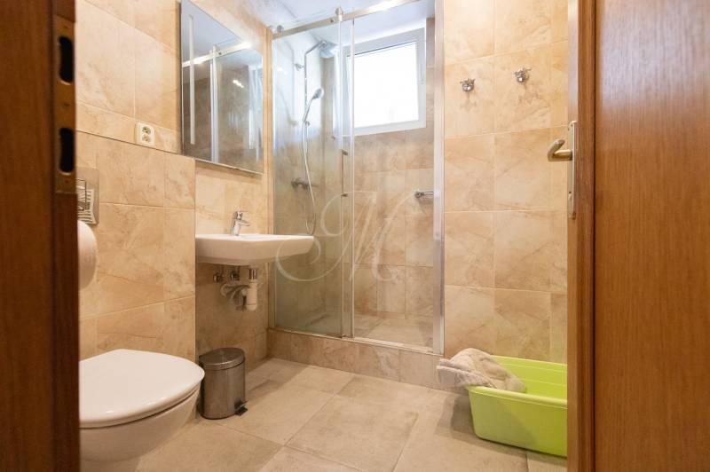 Priestranný 3-izbový byt s loggiou, Staré Mesto - Kúpeľňa v 3-izbovom byte s keramickými obkladmi a sprchovým kútom.