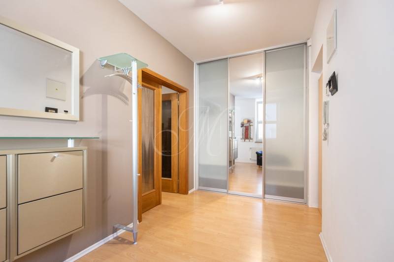 Priestranný 3-izbový byt s loggiou, Staré Mesto - V 3-izbovom byte je predsieň so vstavanou skriňou a podlahou s dreveným dekorom.