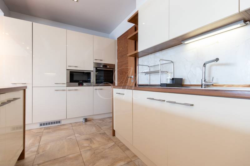 Moderný 2-izbový byt s balkónom, Eurovea - Kuchyňa v 2-izbovom byte s bielymi skrinkami a spotrebičmi.