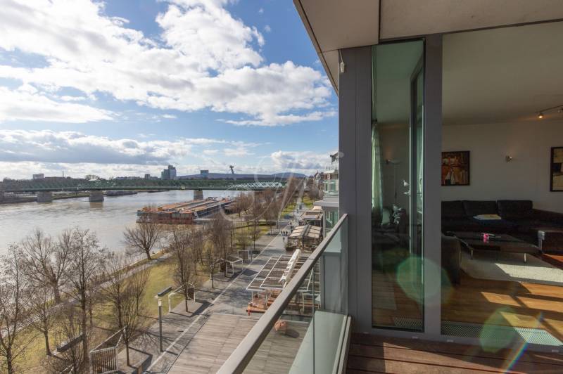Moderný 2-izbový byt s balkónom, Eurovea - Balkón s výhľadom na rieku Dunaj a promenádu v Bratislave.