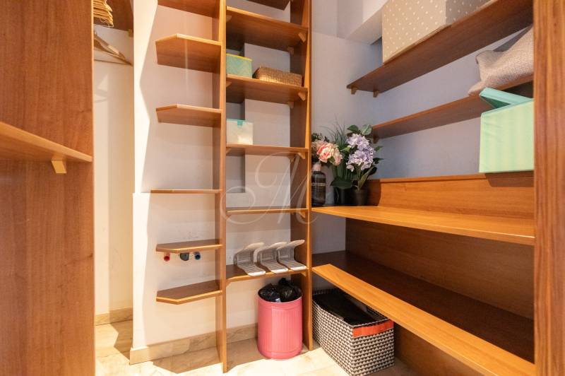 Moderný 2-izbový byt s balkónom, Eurovea - Úložný priestor s regálmi a dekoráciou v 2-izbovom byte.