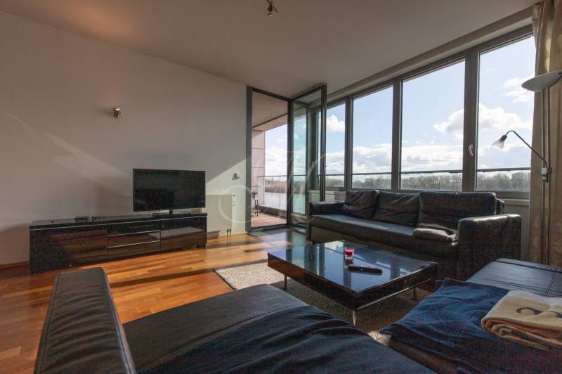 Moderný 2-izbový byt s balkónom, Eurovea - Obývačka s koženou sedačkou, TV stolíkom a podlahou s dreveným dekorom, 2-izbový byt.