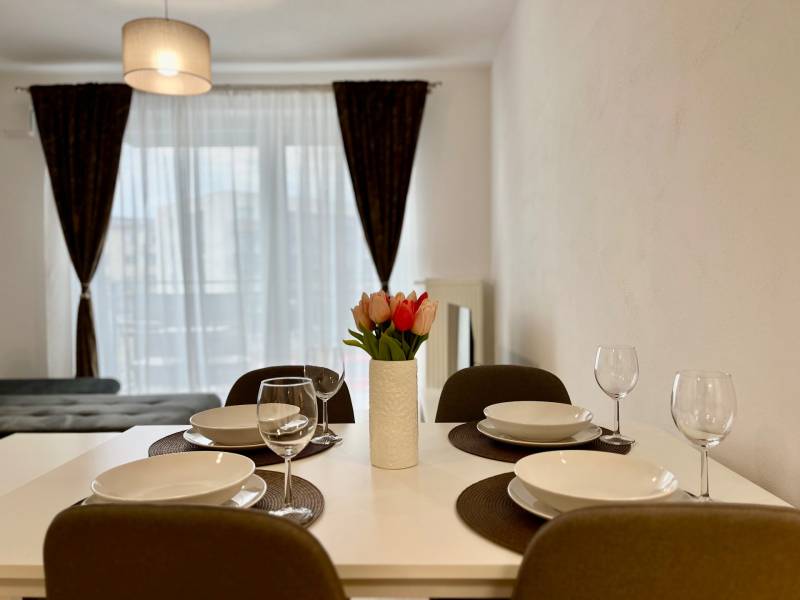 PRENÁJOM NOVOSTAVBA 2 izb.byt, BALKÓN, PARKOVACIE MIESTO, BIELY KOSTOL - Jedálenský stôl v 2-izbovom byte so štýlovým dekorom a kvetmi.