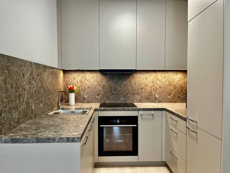 PRENÁJOM NOVOSTAVBA 2 izb.byt, BALKÓN, PARKOVACIE MIESTO, BIELY KOSTOL - Kuchyňa v 2-izbovom byte s kvetmi, mramorovým obkladom a spotrebičmi.