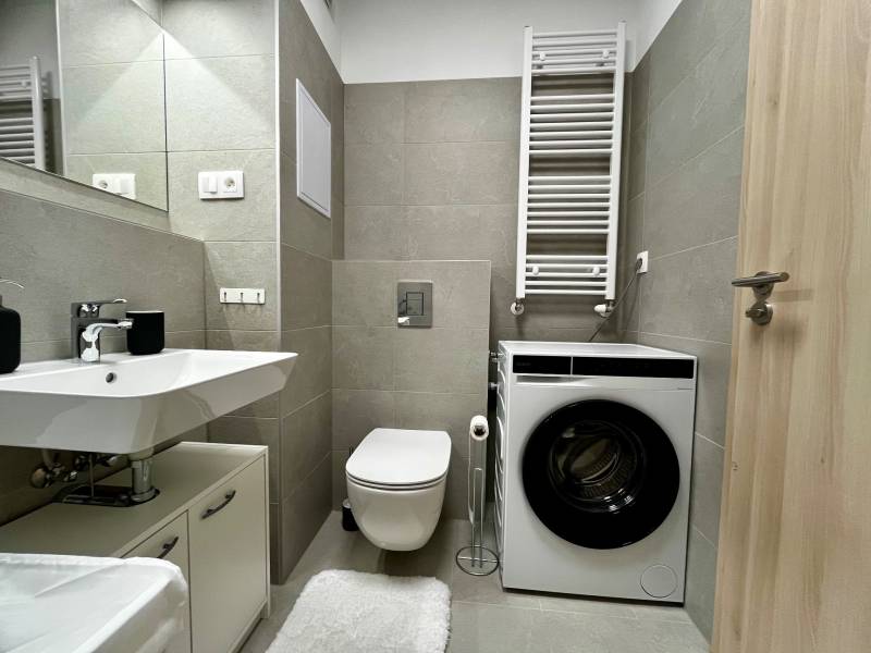 PRENÁJOM NOVOSTAVBA 2 izb.byt, BALKÓN, PARKOVACIE MIESTO, BIELY KOSTOL - Kúpeľňa v 2-izbovom byte s umývadlom, práčkou a toaletu, moderné obklady.