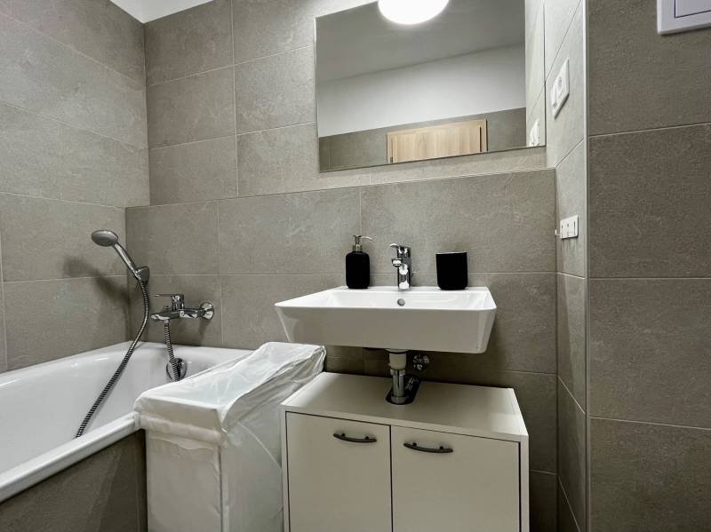 PRENÁJOM NOVOSTAVBA 2 izb.byt, BALKÓN, PARKOVACIE MIESTO, BIELY KOSTOL - Kúpeľňa s vaňou a umývadlom v 2-izbovom byte s keramickými obkladmi.