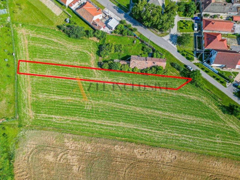 EXKLUZÍVNE NA PREDAJ STAVEBNÝ POZEMOK ( 1885 M2) V OBC - Letecký pohľad na záhrady v Košútoch, Kosuty, zvýraznený pozemok.