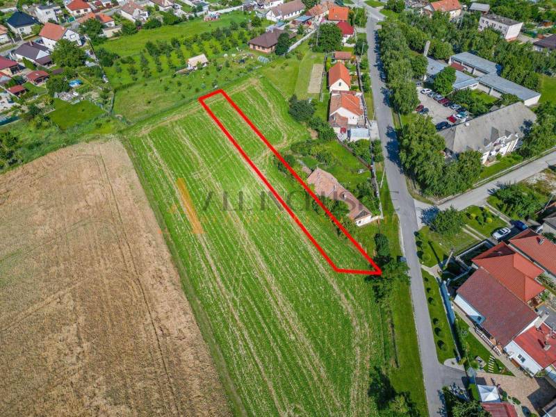 EXKLUZÍVNE NA PREDAJ STAVEBNÝ POZEMOK ( 1885 M2) V OBC - Pohľad na pozemok v záhradách na Kosúty v Košútoch, zvýraznený červenou linkou.