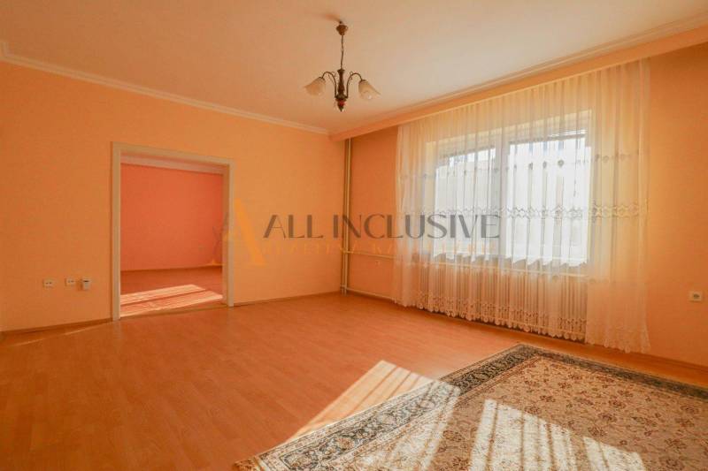 NA PREDAJ 7 IZBOVÝ RODINNÝ DOM, DUNAJSKÁ STREDA - Obývacia izba s podlahou s dreveným dekorom a veľkým oknom v rodinnom dome.