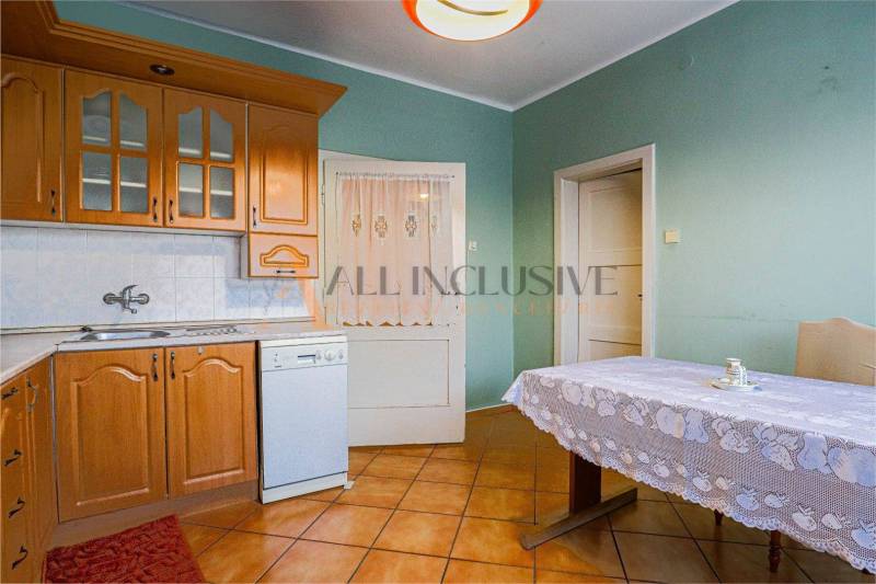 NA PREDAJ 7 IZBOVÝ RODINNÝ DOM, DUNAJSKÁ STREDA - Kuchyňa v rodinnom dome s dreveným dekorom, umývačkou riadu a zelenými stenami.