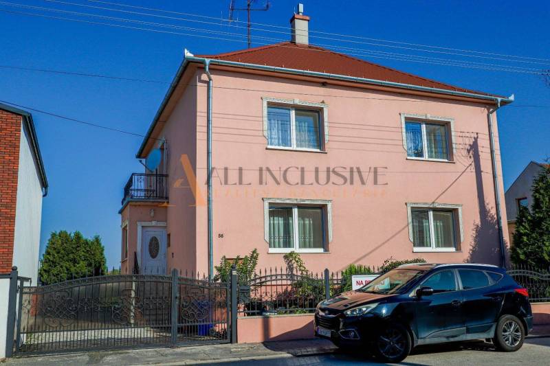 NA PREDAJ 7 IZBOVÝ RODINNÝ DOM, DUNAJSKÁ STREDA - Rodinný dom na Malotejedskej ulici v Dunajskej Strede s ružovou fasádou a záhradkou.