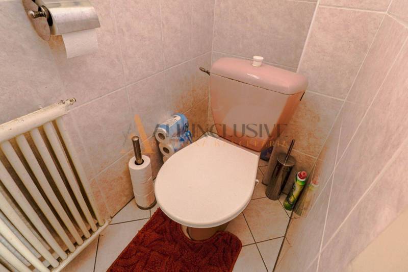 NA PREDAJ 7 IZBOVÝ RODINNÝ DOM, DUNAJSKÁ STREDA - Toaleta s béžovými dlaždicami a hygienickými potrebami v rodinnom dome.