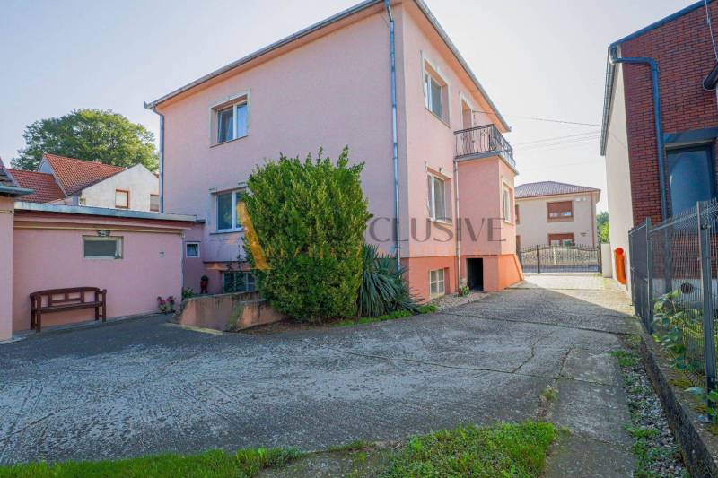 NA PREDAJ 7 IZBOVÝ RODINNÝ DOM, DUNAJSKÁ STREDA - Rodinný dom na Malotejedskej ulici v Dunajskej Strede obklopený záhradnou výsadbou.