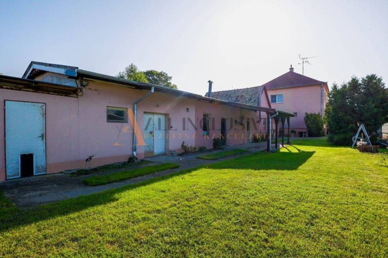 NA PREDAJ 7 IZBOVÝ RODINNÝ DOM, DUNAJSKÁ STREDA - Rodinný dom na Malotejedskej ulici v Dunajskej Strede, veľký udržiavaný dvor.