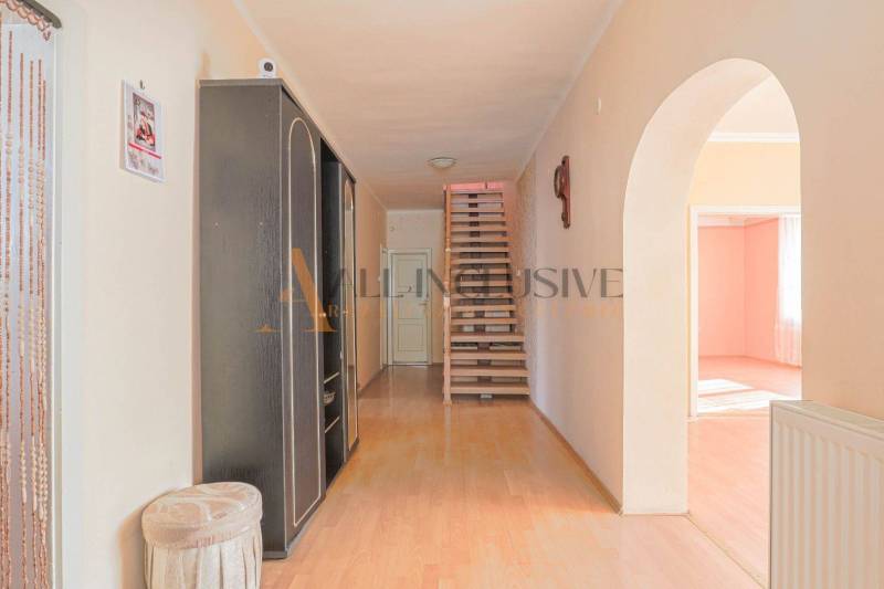 NA PREDAJ 7 IZBOVÝ RODINNÝ DOM, DUNAJSKÁ STREDA - Interiér rodinného domu s podlahou s dreveným dekorom, schodiskom a nábytkom.