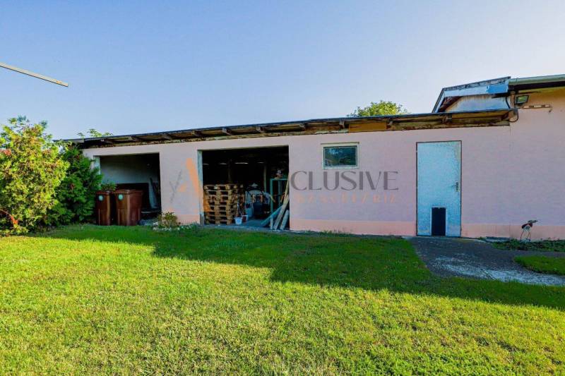 NA PREDAJ 7 IZBOVÝ RODINNÝ DOM, DUNAJSKÁ STREDA - Rodinný dom s prístavbou na Malotejedskej ulici v Dunajskej Strede so zeleňou.