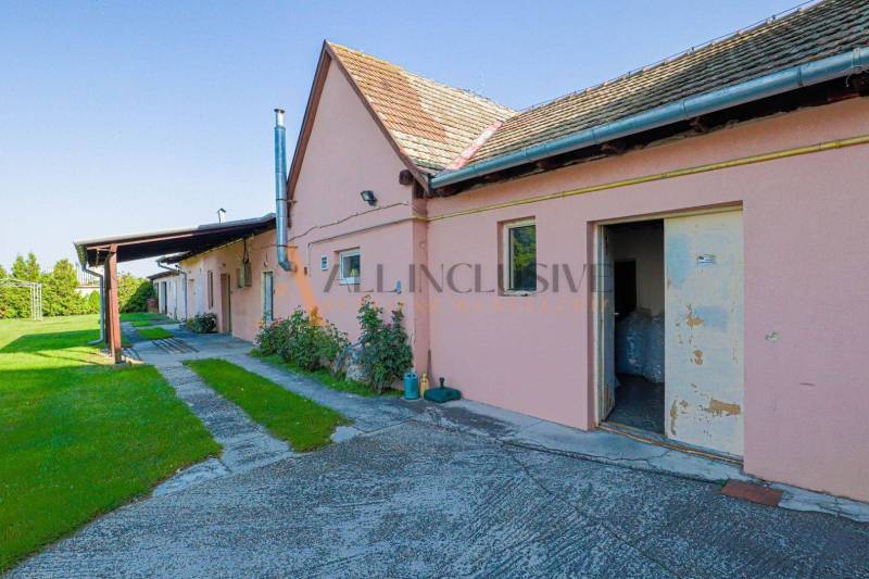 NA PREDAJ 7 IZBOVÝ RODINNÝ DOM, DUNAJSKÁ STREDA - Rodinný dom na Malotejedskej ulici v Dunajskej Strede so záhradou a chodníkom.