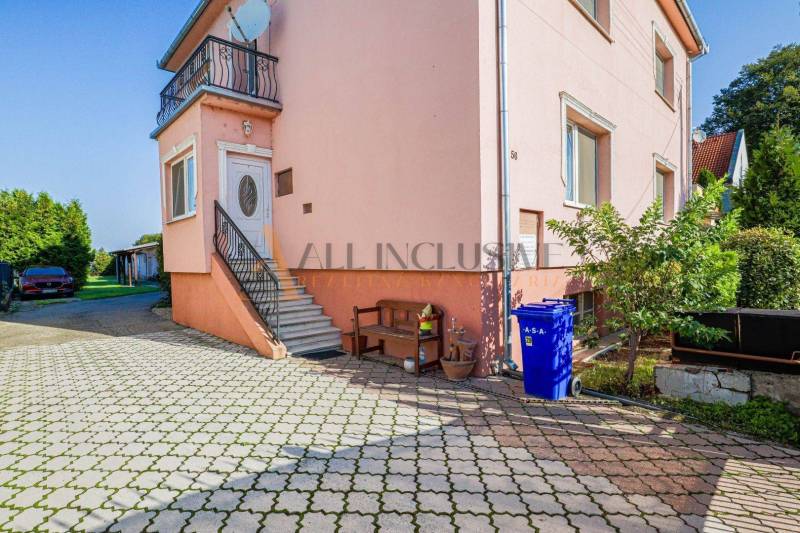 NA PREDAJ 7 IZBOVÝ RODINNÝ DOM, DUNAJSKÁ STREDA - Rodinný dom na Malotejedskej ulici v Dunajskej Strede, s balkónom a dlaždeným dvorom.