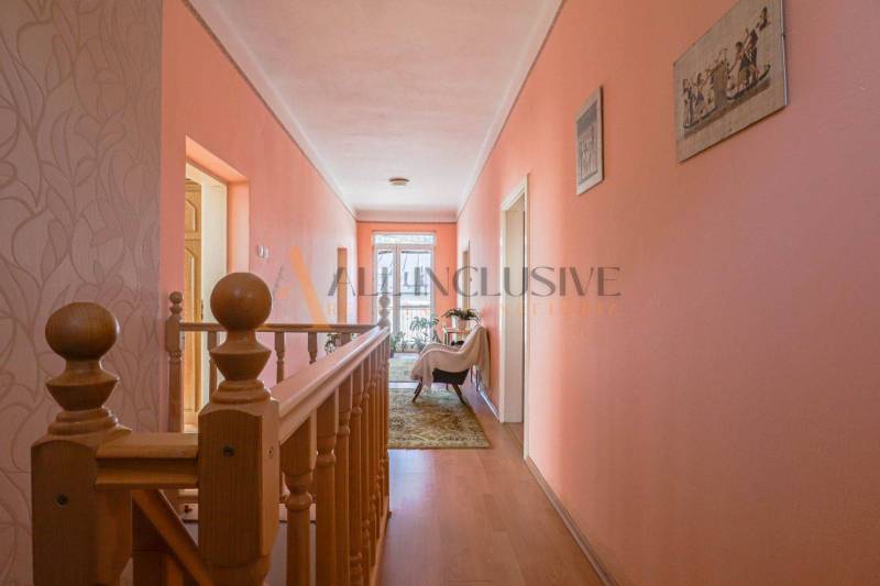 NA PREDAJ 7 IZBOVÝ RODINNÝ DOM, DUNAJSKÁ STREDA - Chodba v rodinnom dome s podlahou s dreveným dekorom a nástennými dekoráciami.