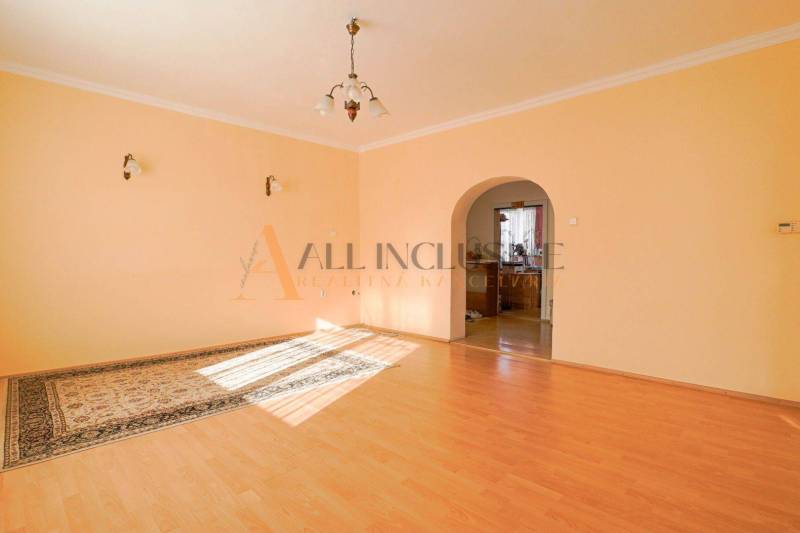 NA PREDAJ 7 IZBOVÝ RODINNÝ DOM, DUNAJSKÁ STREDA - Obývacia izba v rodinnom dome s podlahou s dreveným dekorom a kobercom.